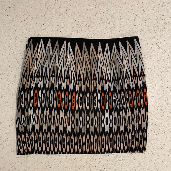 Stylish Black and Orange Patterned Skirt - Picture 2 of 4